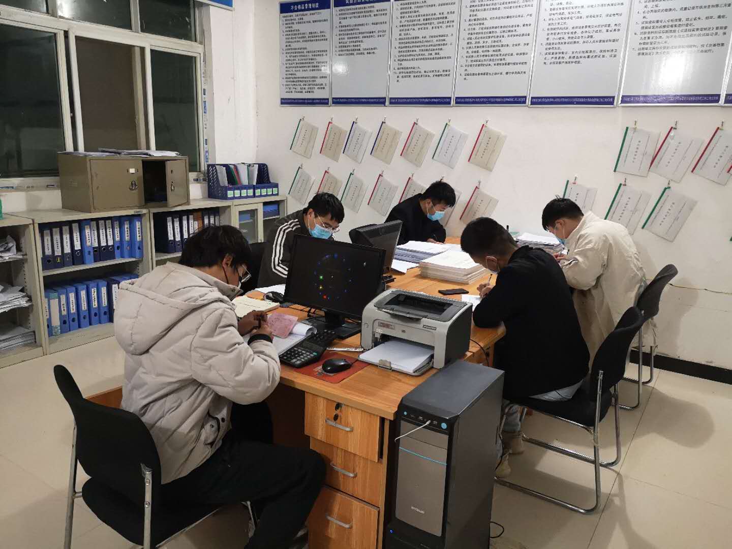 分秒必爭搶工期 ——G107東移至四港聯(lián)動大道連接線新建工程工地試驗(yàn)室工作側(cè)記