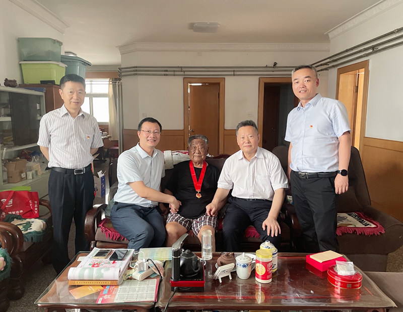 公司領(lǐng)導(dǎo)看望慰問老黨員并頒發(fā)“光榮在黨50年”紀念章