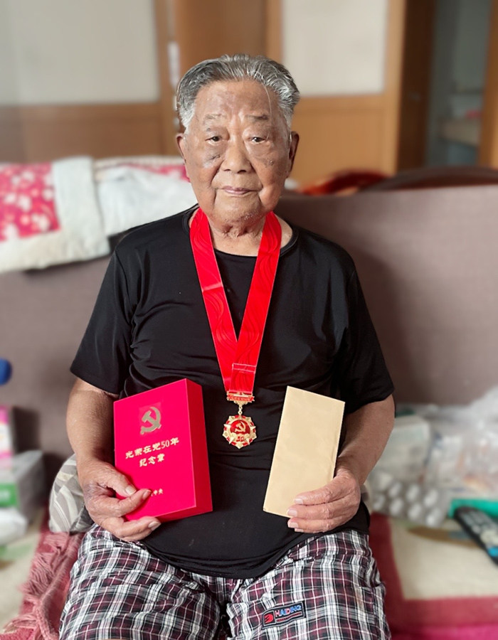 公司領(lǐng)導(dǎo)看望慰問老黨員并頒發(fā)“光榮在黨50年”紀念章