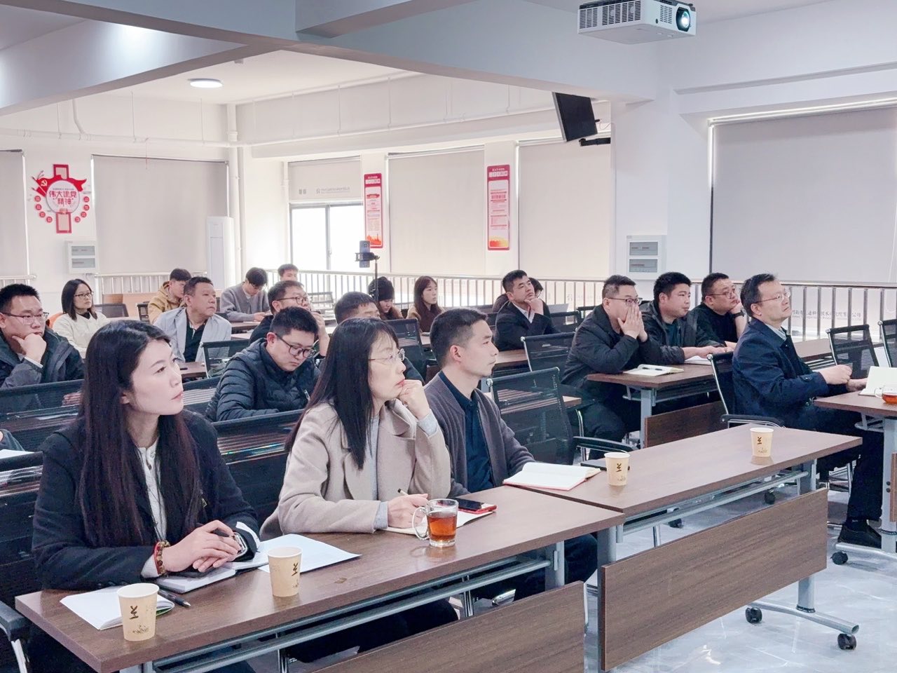 長江學(xué)者喬丕忠教授到我公司開展“智能壓電模塊設(shè)計(jì)及在混凝土結(jié)構(gòu)健康檢測的應(yīng)用”學(xué)術(shù)交流