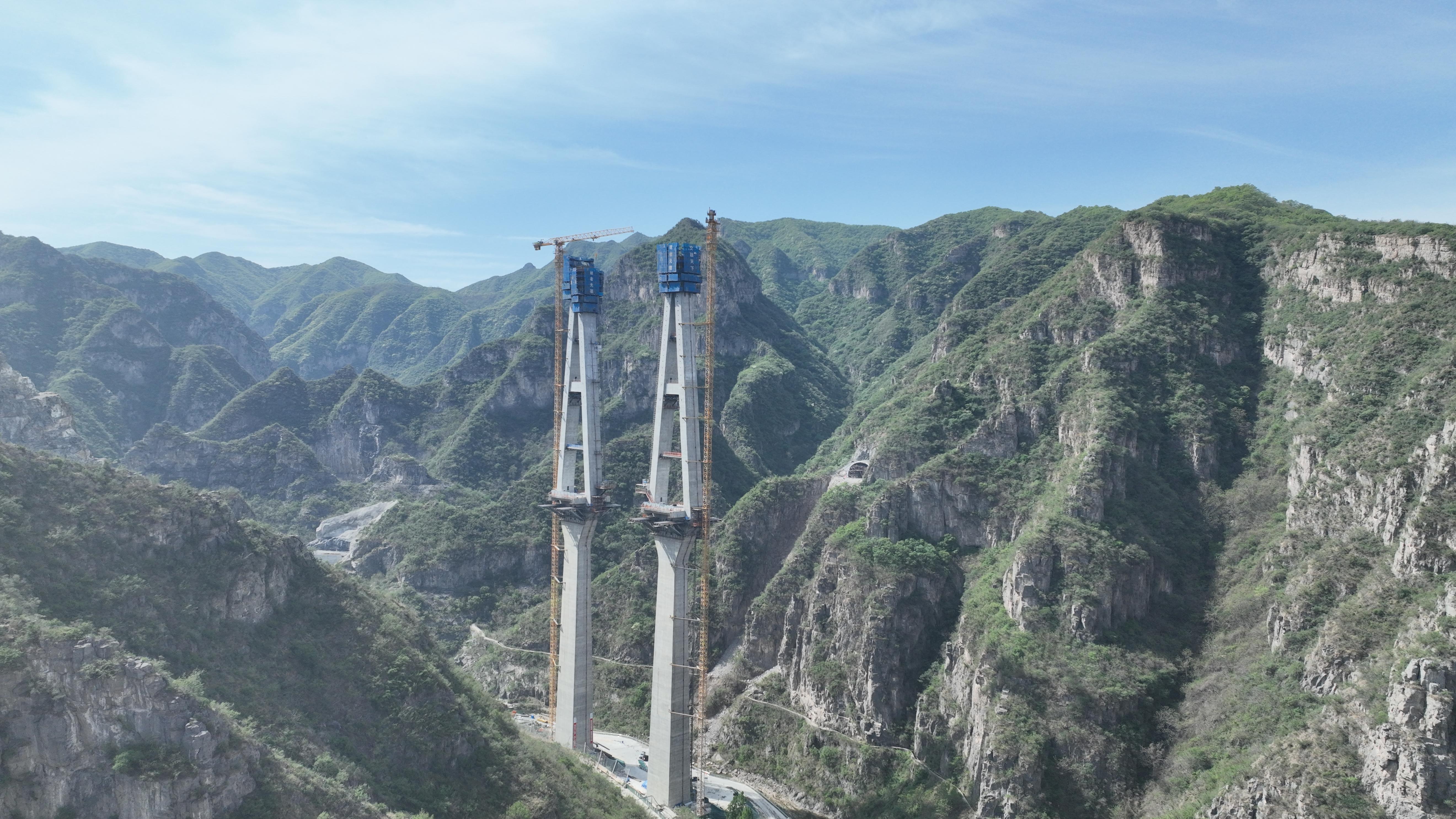 鄭州至洛陽高速公路項(xiàng)目后寺河特大橋左幅1號(hào)主塔順利封頂(定稿)(2).jpg