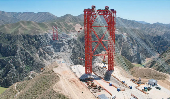 蘭永臨高速公路洮河大橋纜索吊裝系統(tǒng)試吊成功