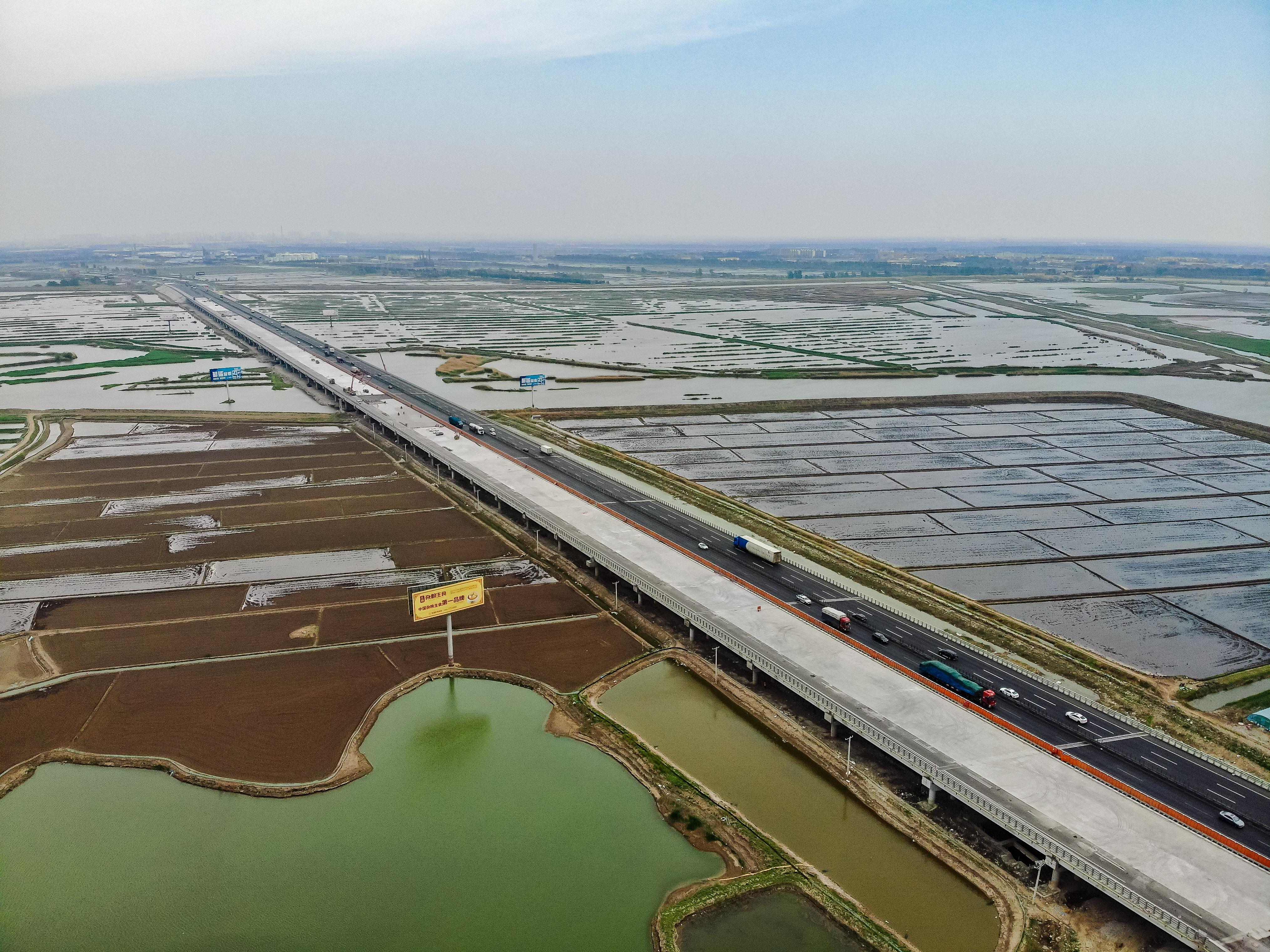 京哈高速改擴(kuò)建繞陽(yáng)河特大橋橋面鋪裝完成.jpg