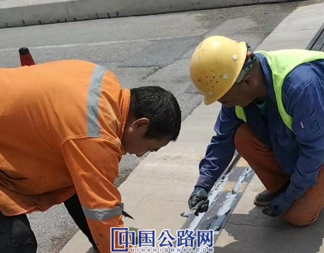 西峰公路段應(yīng)用新材料高效維修馬頭坡大橋伸縮縫