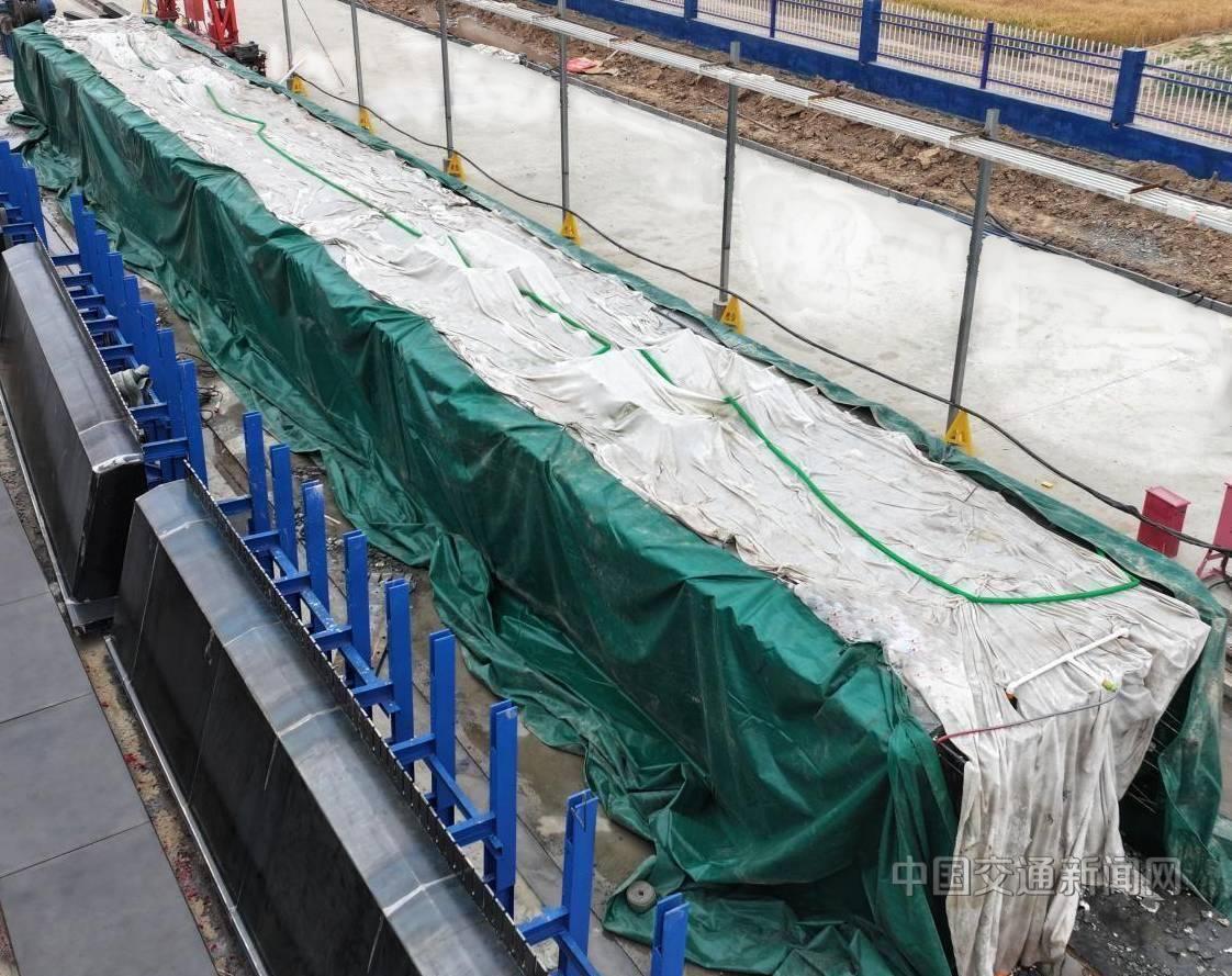 衡德高速改擴建項目龍華綜合場站成功完成首片箱梁預制
