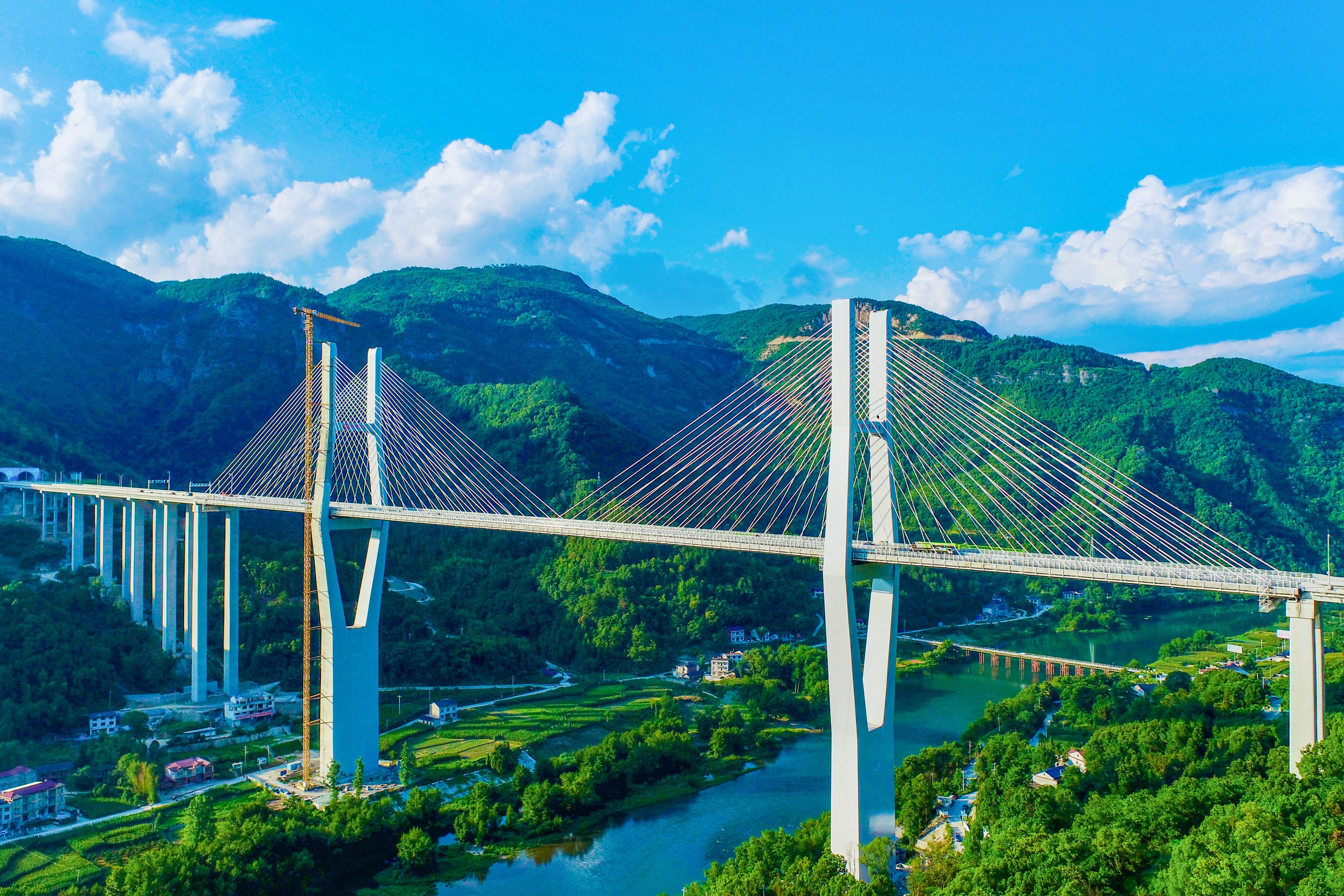 0618湖南爐慈高速公路路面二標(biāo)主線瀝青攤鋪全部完成.jpg