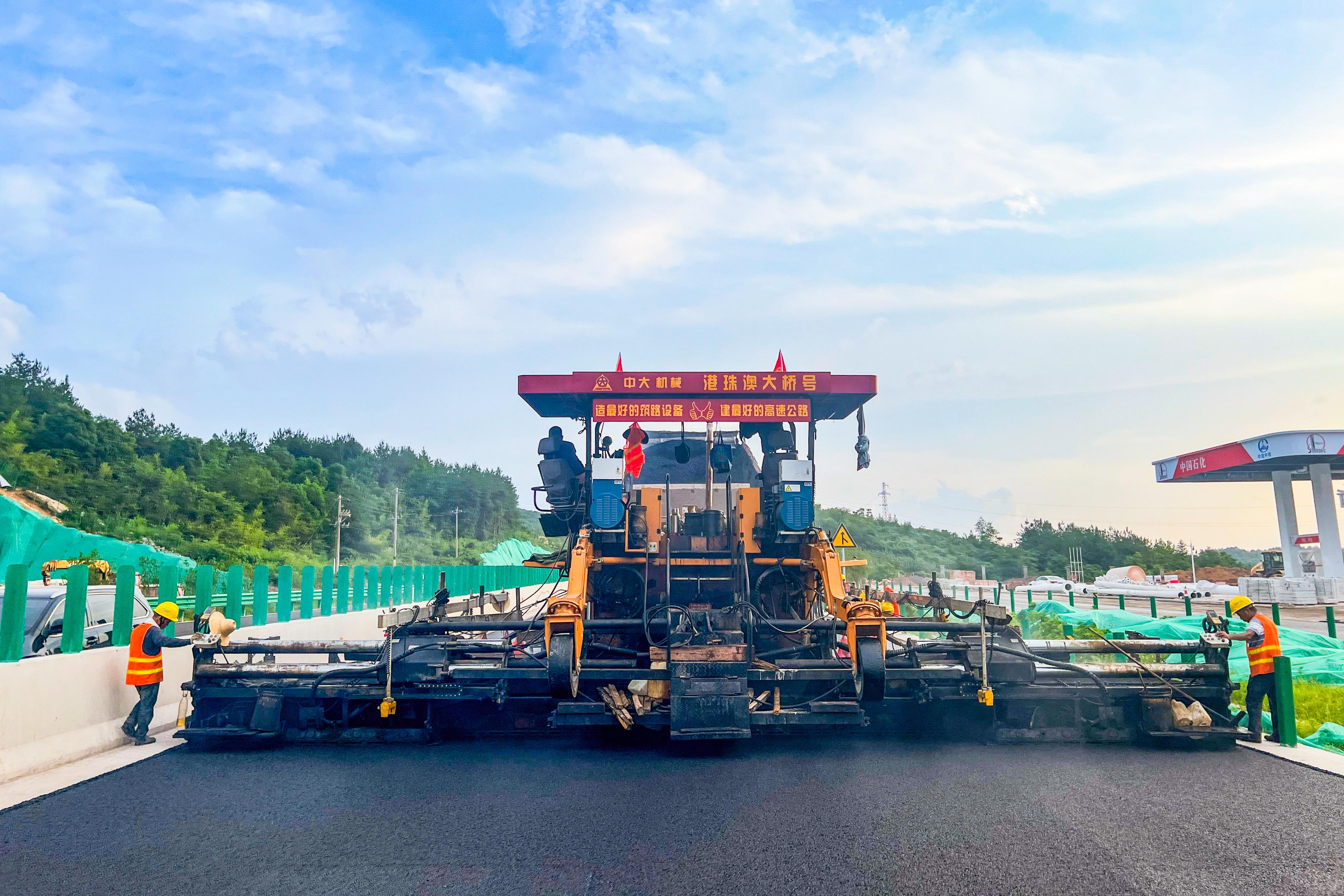 0618湖南爐慈高速公路路面二標(biāo)主線瀝青攤鋪全部完成1.jpg