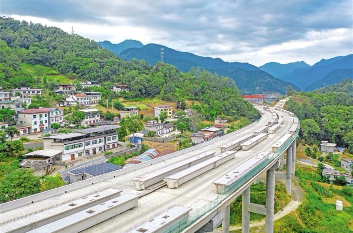 陜西安嵐高速嵐皋至陜渝界沖刺年內(nèi)通車(chē)目標(biāo)