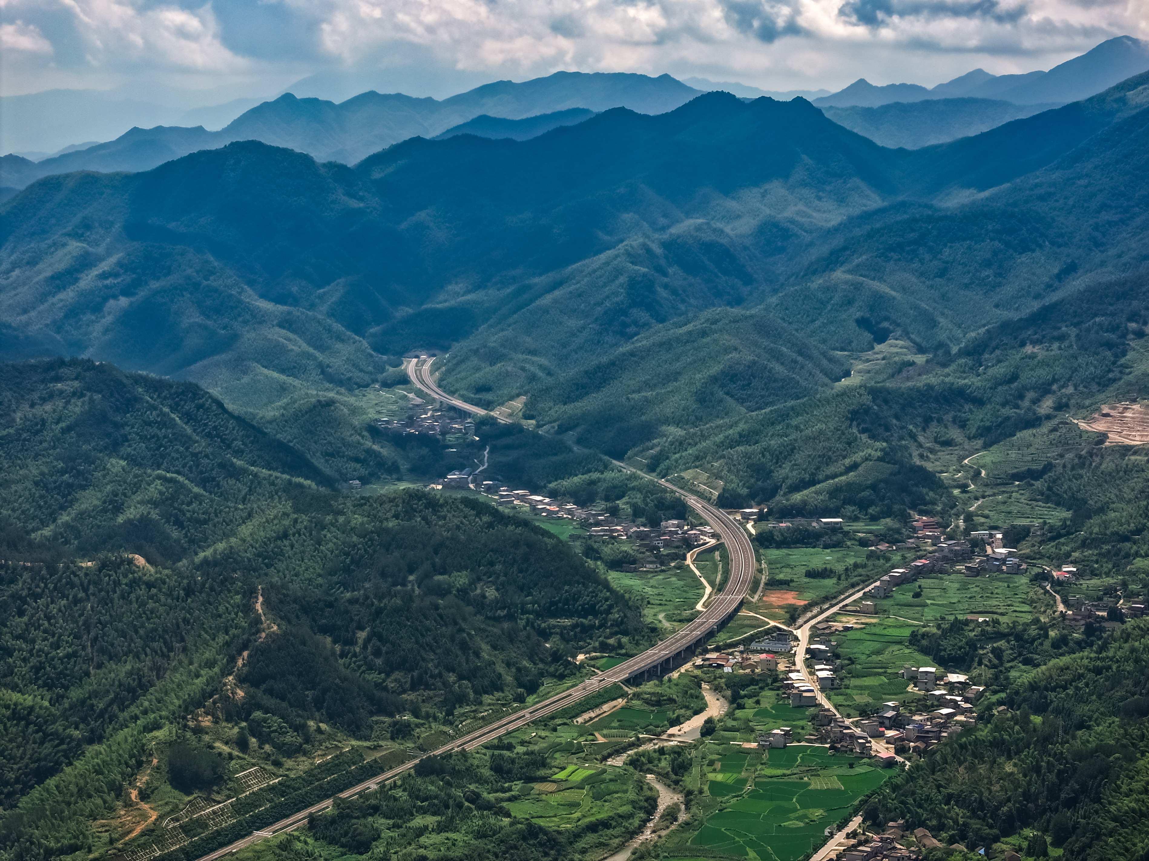 九宮山避暑添快車道！通山至武寧高速湖北段通車運營